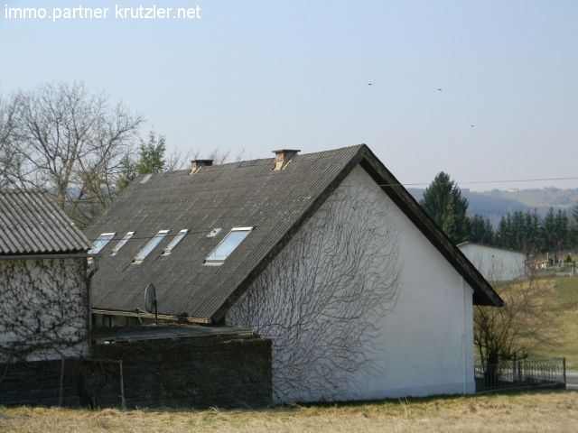 Nebengebäude links - Wohnhaus rechts