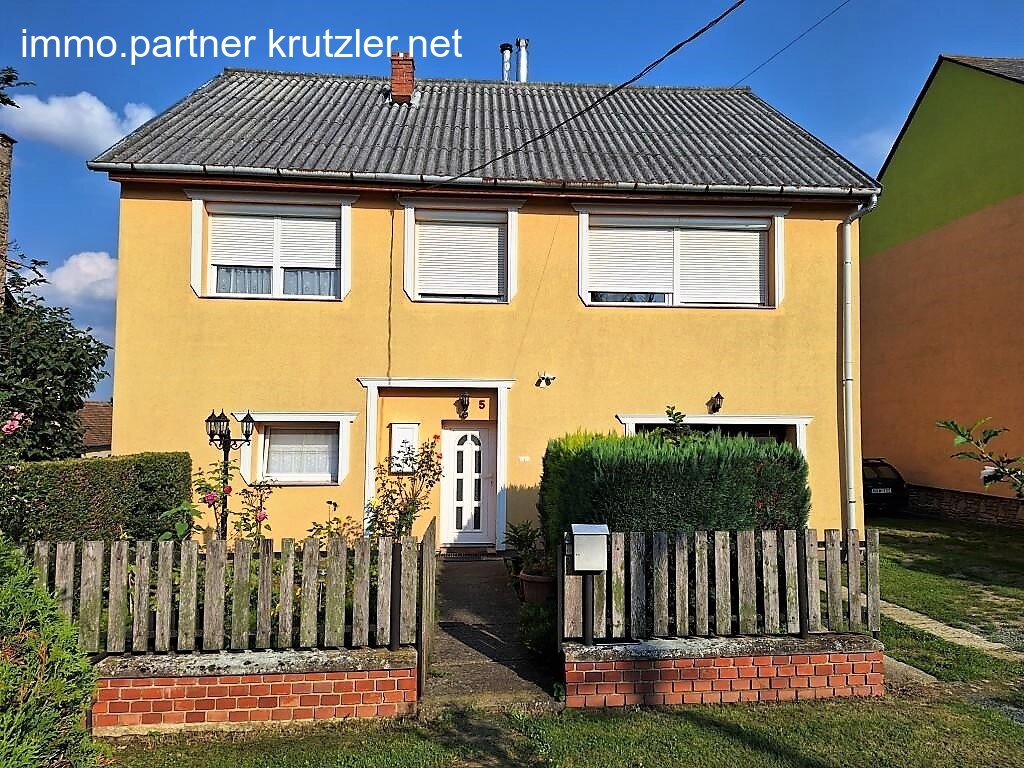 Haus mit Vorgarten (1) Haus mit Vorgarten (1)