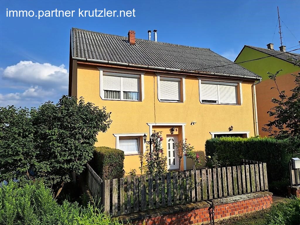 Haus mit Vorgarten (2) Haus mit Vorgarten (2)