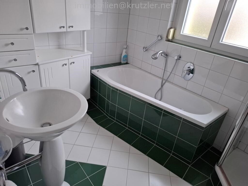 EG Bad Wanne Dusche WT Fenster