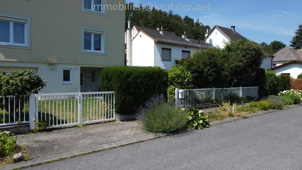 Einfahrt, u. Zugang (rechts)